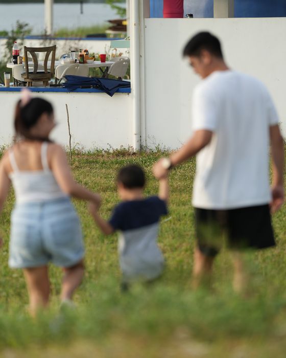 Family walking together toward the shore at AmanDagat